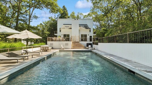 Wainscott retreat w resort-style indoor-outdoor living, pool, total...