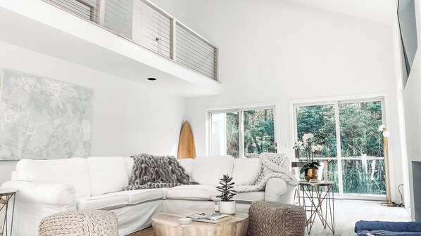 Una Smart TV, un reproductor estéreo