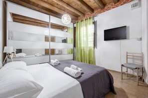 2 bedrooms, iron/ironing board, WiFi