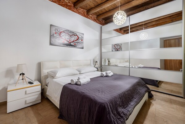 2 bedrooms, iron/ironing board, WiFi