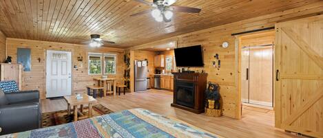 1 bedroom, WiFi (free), bed sheets