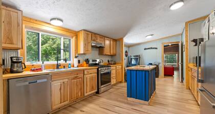 Lazy Bear | Hocking Hills, Theater, Hot Tub
