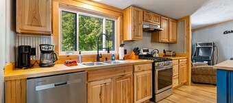 Lazy Bear | Hocking Hills, Theater, Hot Tub