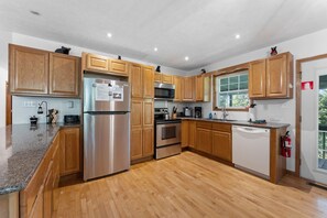 Fridge, microwave, stovetop, dishwasher