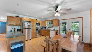 Cafeteira/chaleira, geladeira, micro-ondas, cooktop