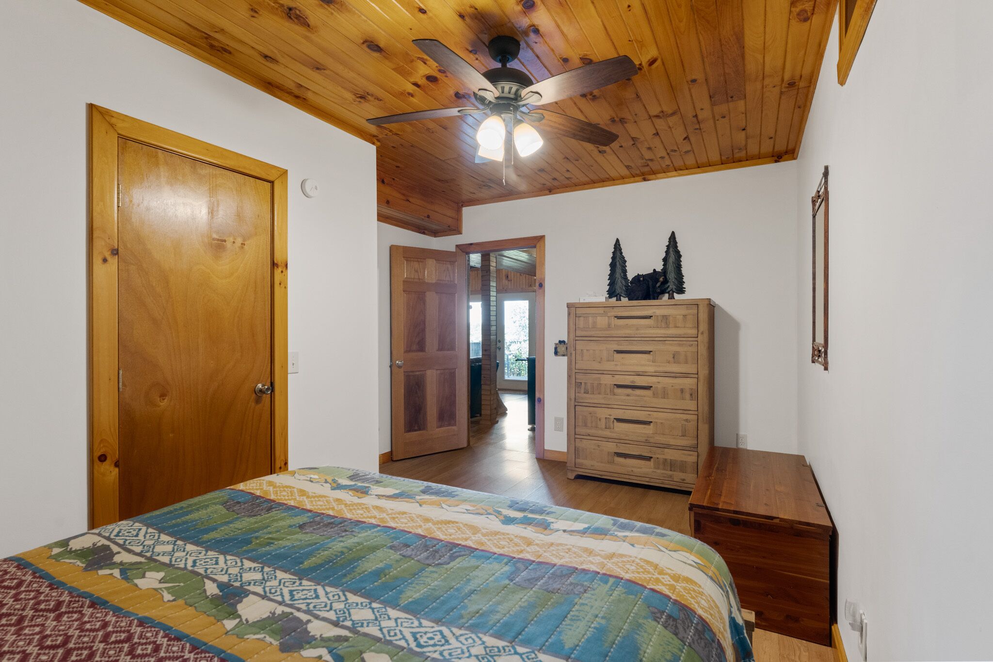 3 bedrooms, WiFi (free), bed sheets