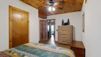 3 bedrooms, WiFi (free), bed sheets