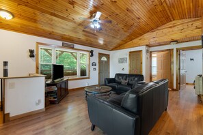 Fernseher, Kamin, DVD-Player, Tischfußball