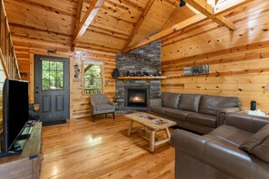 Una televisión, una chimenea, un futbolín