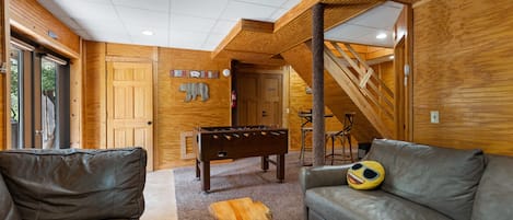 Fernseher, Kamin, Tischfußball