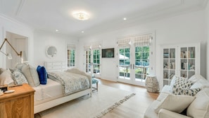 6 bedrooms, iron/ironing board, internet, bed sheets