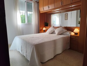2 bedrooms, iron/ironing board, WiFi, bed sheets