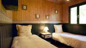 4 bedrooms, iron/ironing board, bed sheets