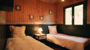 4 bedrooms, iron/ironing board, bed sheets