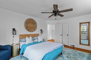 Tabla de planchar con plancha, wifi y ropa de cama 