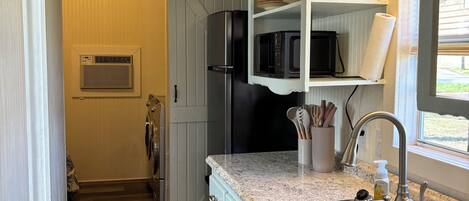 Réfrigérateur, micro-ondes, plaque de cuisson, cafetière/bouilloire