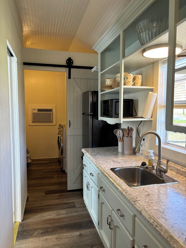 Réfrigérateur, micro-ondes, plaque de cuisson, cafetière/bouilloire