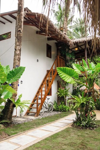 The Treetop Room - Comfy apartment with workspace