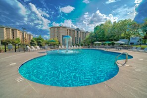 Pool - Modern Sage & Stone Retreat - Smoky Mountains Getaway for 9 - Near Nat'l Park (Pigeon Forge)