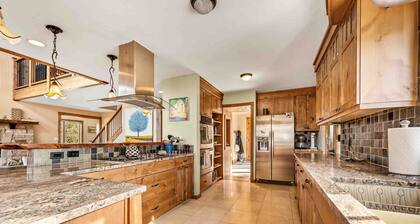 Custom 4 bdrm, 3 min to DnTwn Nederland, Sleeps 8, 10 mins to Skiing, Hot Tub