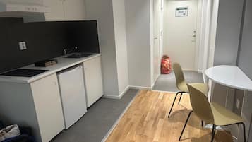 Fridge, stovetop, electric kettle