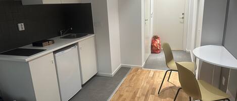 Réfrigérateur, plaque de cuisson, bouilloire électrique