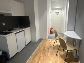 Refrigerador, placa de cocina, tetera/pava eléctrica