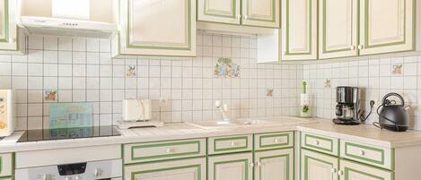 Kühlschrank, Mikrowelle, Ofen, Herdplatte