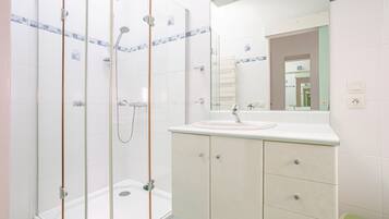 Douche, sĂšche-cheveux