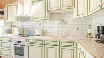 Kjøleskap, mikrobølgeovn, ovn og kokeplater