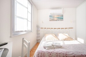 1 bedroom, bed sheets