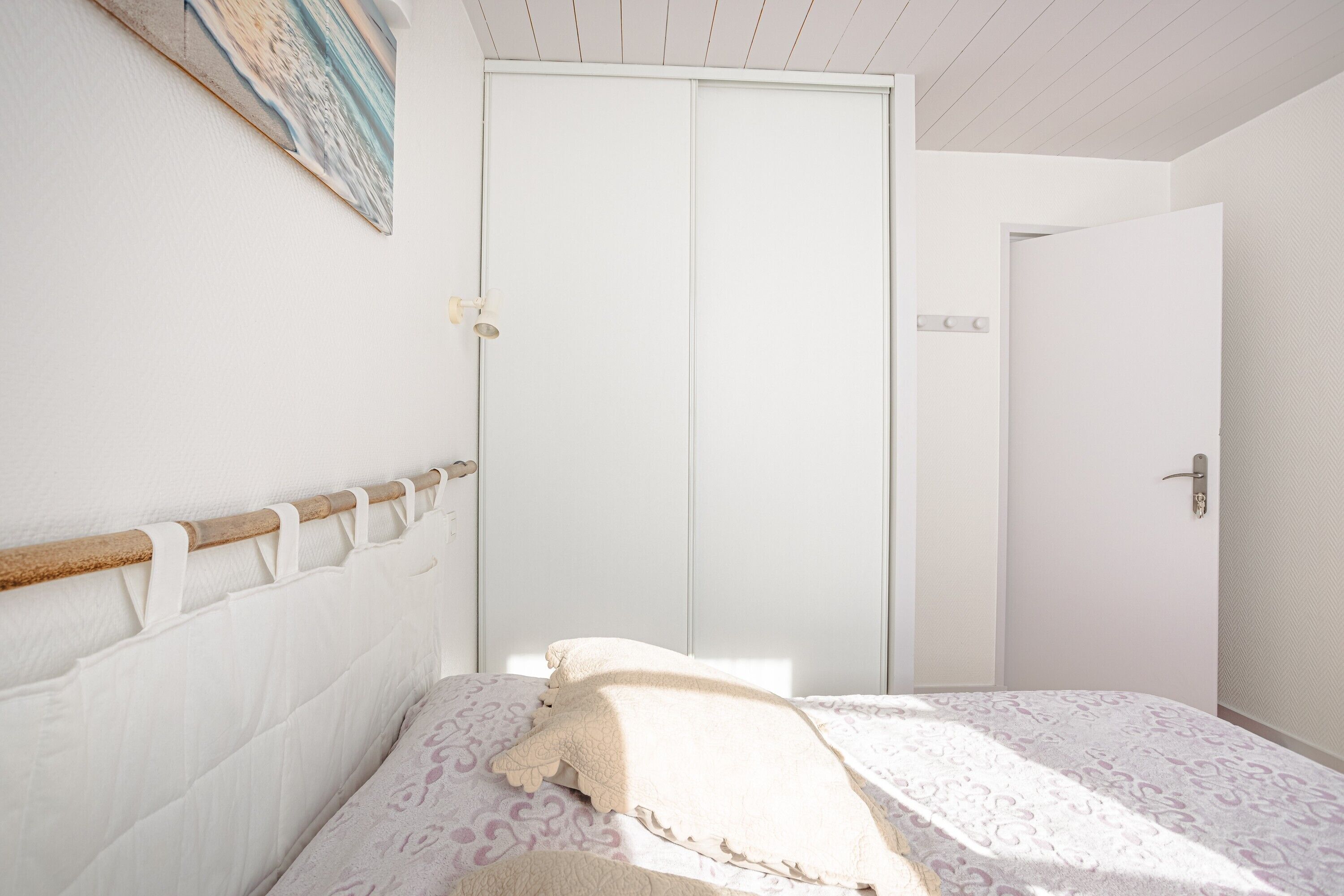 Una camera da letto con un letto, un armadio e una porta.