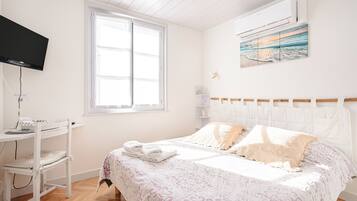 1 bedroom, bed sheets