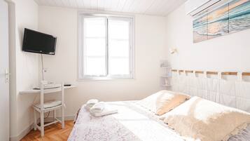 1 bedroom, bed sheets