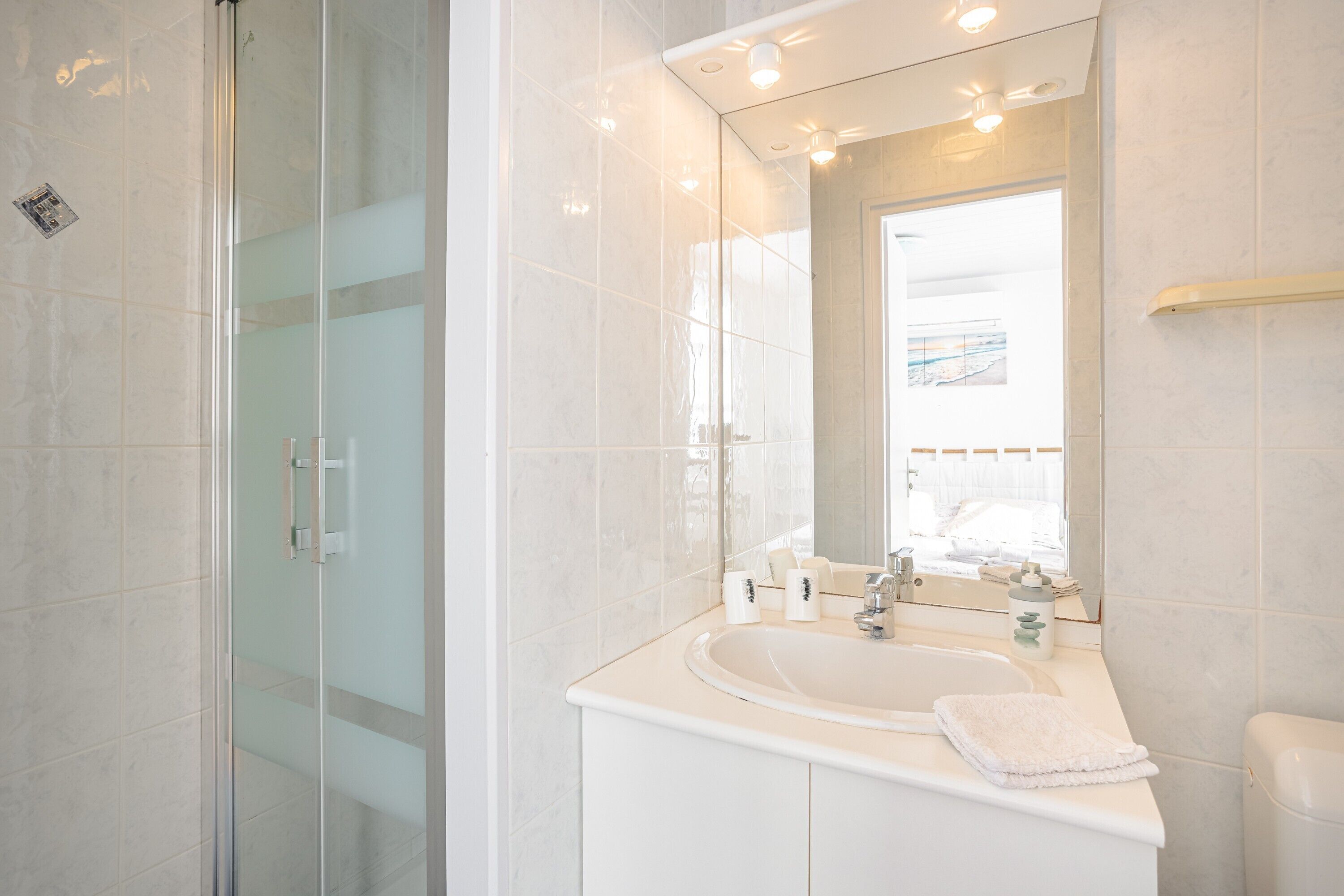 Douche, sèche-cheveux, serviettes fournies