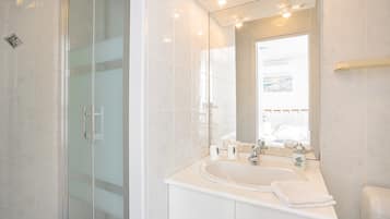 Douche, sĂšche-cheveux, serviettes fournies