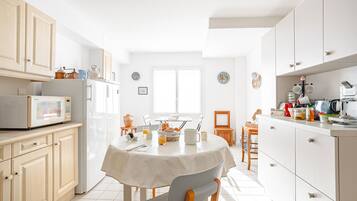 Fridge, microwave, coffee/tea maker, highchair