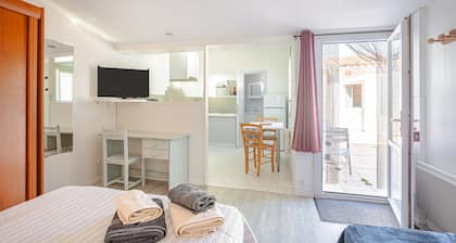 Guest Room 3 - "The Studio" with Shared Garden