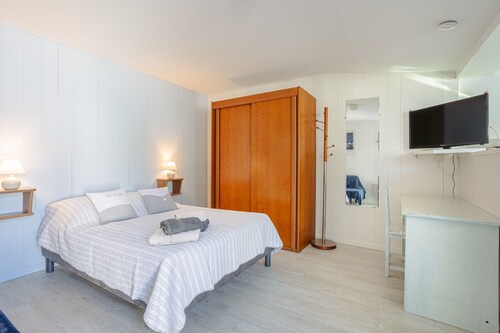 Guest Room 3 - "The Studio" with Shared Garden