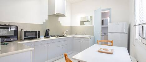 Wasserkocher mit Kaffee-/Teezubehör, Hochstuhl