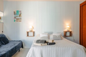 1 bedroom, bed sheets