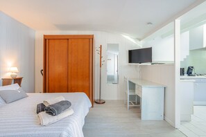 1 bedroom, bed sheets