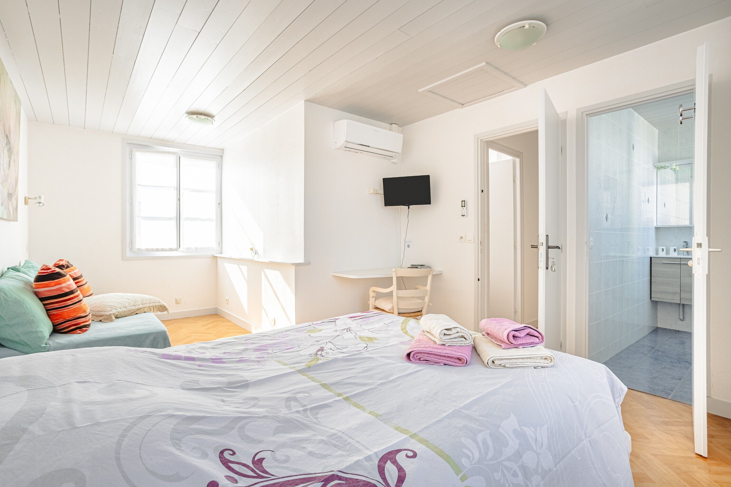 1 bedroom, bed sheets