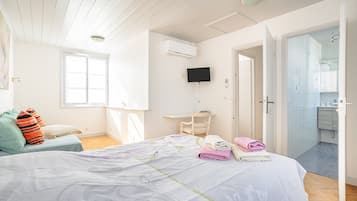 1 bedroom, bed sheets