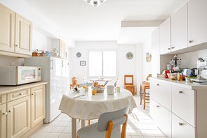 Réfrigérateur, micro-ondes, cafetière/bouilloire, chaise haute