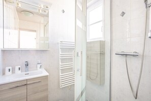 Douche, sèche-cheveux, serviettes fournies