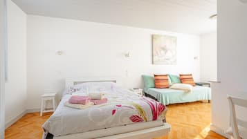 1 bedroom, bed sheets