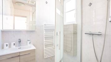 Shower, hair dryer, towels