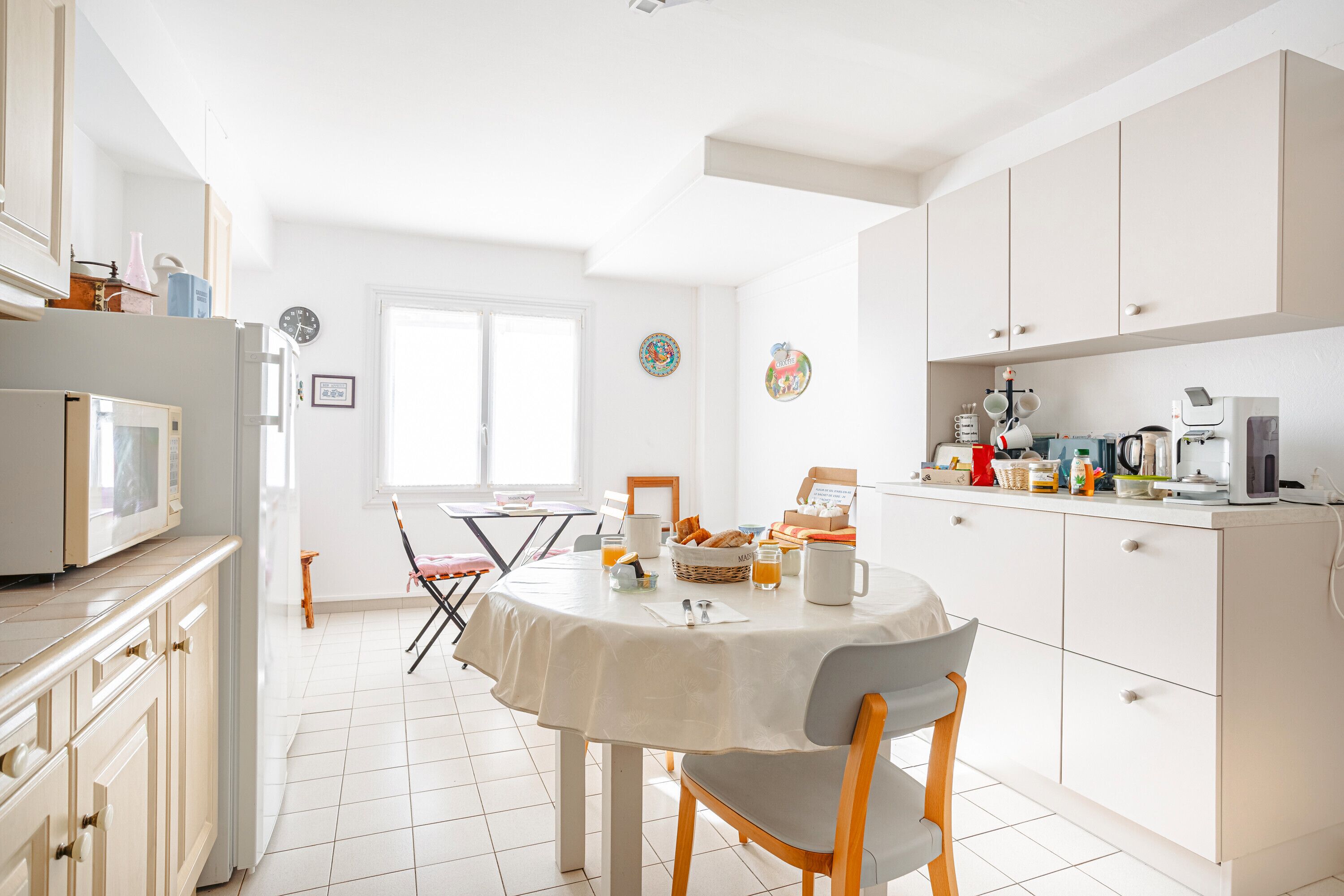 Réfrigérateur, micro-ondes, cafetière/bouilloire, chaise haute