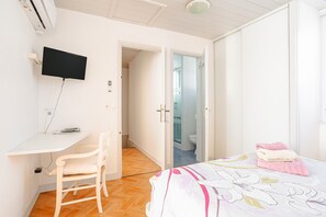 1 bedroom, bed sheets